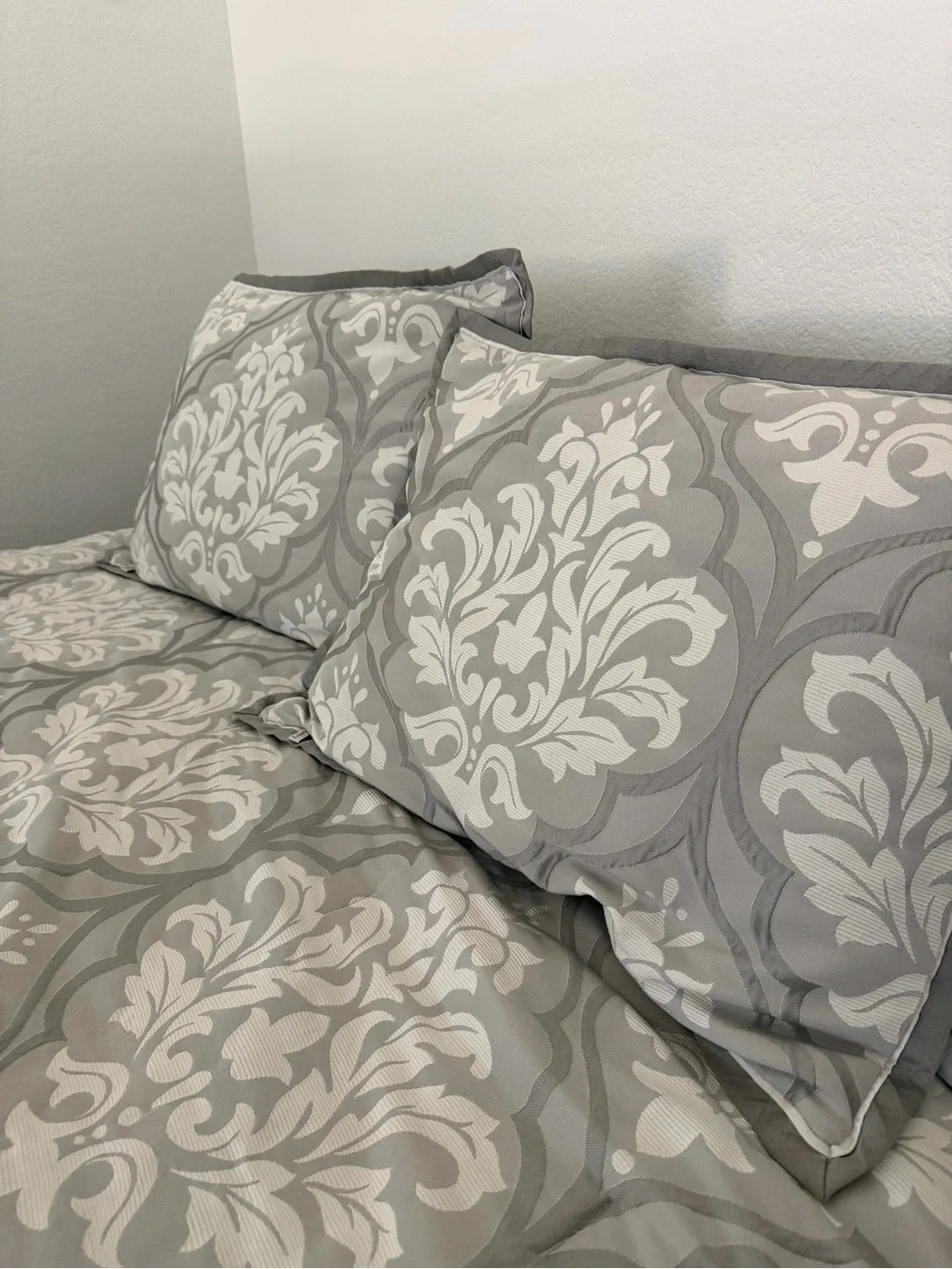 Reba 3 Piece Full/Queen Size Reversible Comforter Set